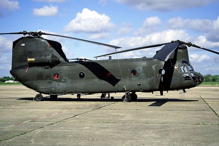 89-00139 on location at Paris - Le Bourget (LBG / LFPB) airport  while awaiting the arrival of President George W. Bush.