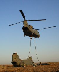 An RAF HC2 gets a lift from a sister ship in Iraq. Click-N-Go on the image to see a larger version.